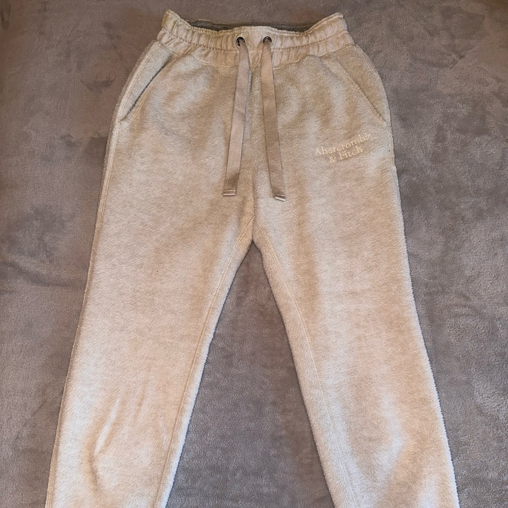 Abercrombie Fuzzy white sweatpants🤍